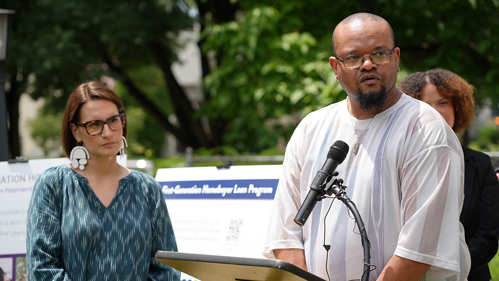 Homebuyer_speaking_with_LG_behind