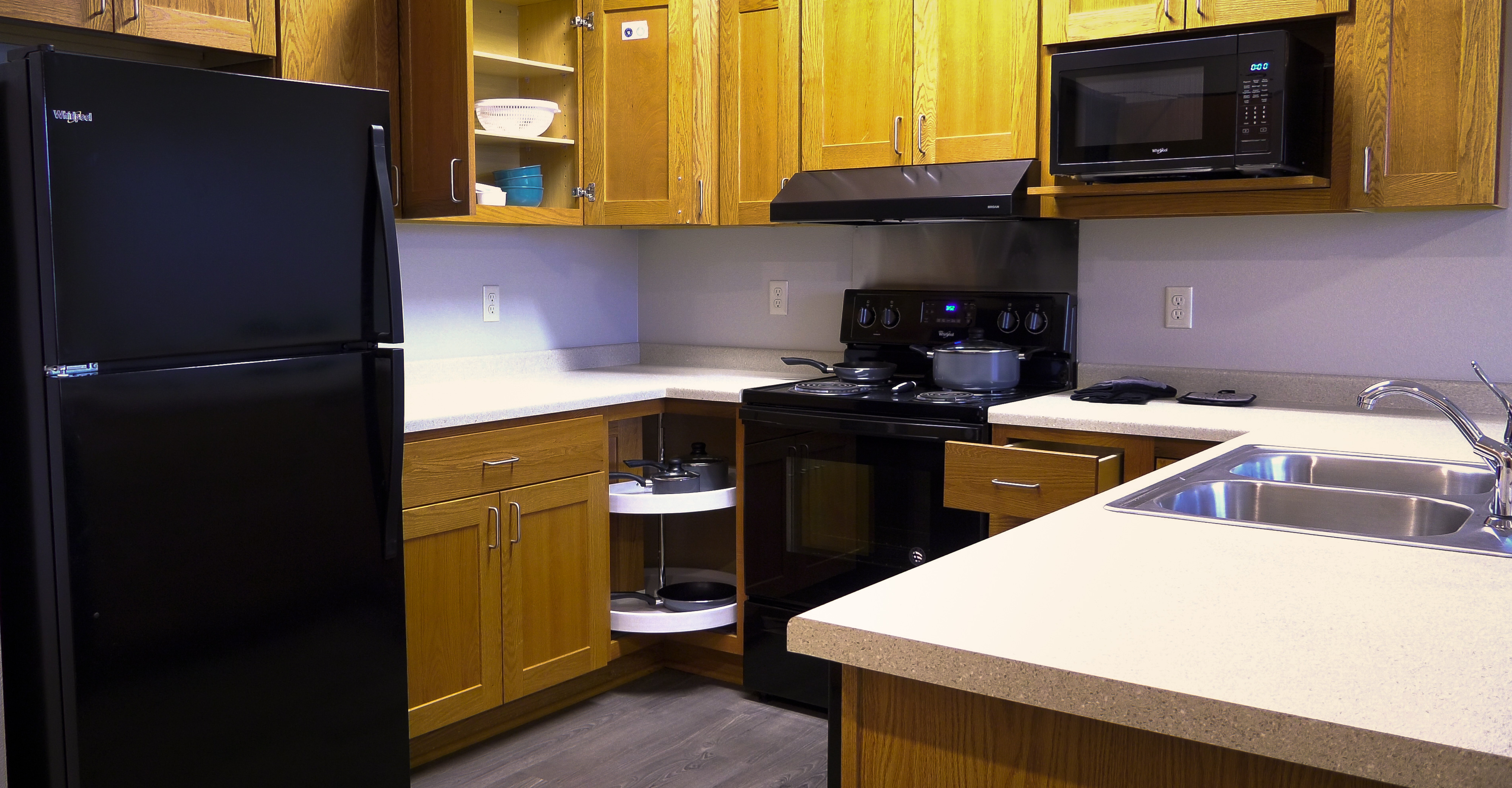 Kitchen_with_open_cupboard